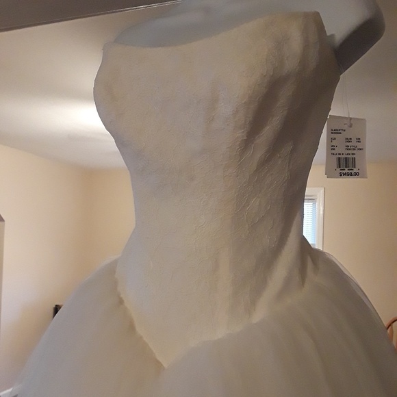 SOLD Vera Wang Wedding Gown - Picture 4 of 6